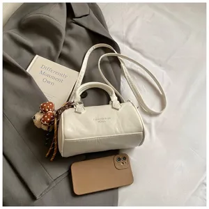 Elegante borsa a cuscino in pelle PU bianca da donna con tracolla e ciondolo orsetto carino.