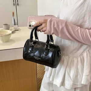 Classica borsa a cuscino in pelle verniciata nera con doppi manici da donna, borsa vintage casual.
