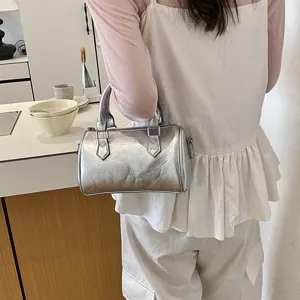 Vista dettagliata della borsa a tracolla argentata elegante, perfetta per il look quotidiano.