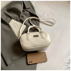 Sac à main Boston blanc chic en détail, mettant en valeur le cuir PU et la quincaillerie moderne.