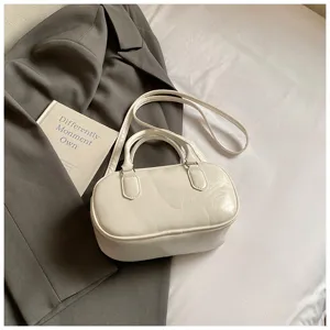 Vue de détail sac Boston blanc, élégant sac à main en cuir PU simple et sac bandoulière.