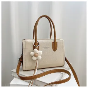 Canvas Shopper Detailansicht, schicke braune PU-Ledergriffe, eleganter Blumenanhänger.