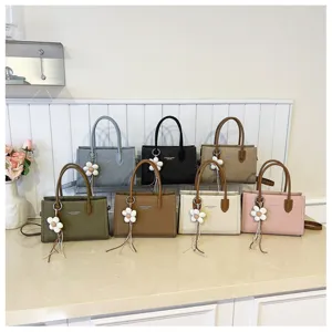 Modische Damen Handtasche und Umhaengetasche Shopper Beutel mit bluemchen Anhänger