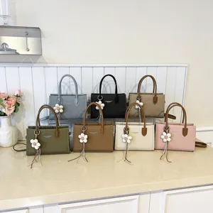 Stylische mehrfarbige kleine Handtasche Damen lässige Umhängetasche mit Blumenanhänger