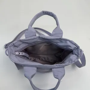Gedetailleerd overzicht van de paarse tas binnenzijde met ritsvak en ruim handig ontwerp.