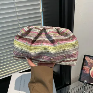 Pochette tissée multicolore avec rivets métalliques, sac à main de paille élégant pour femmes.