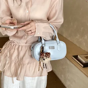 Sac Boston élégant pour femme en cuir PU poignée supérieure sac bandoulière avec pendentif