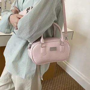 Chic sac à bandoulière Boston rose pour femme, élégant sac à main en cuir PU avec métal.