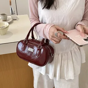 Chic sac à main boston en cuir verni pour femme, élégant sac bandoulière pour le travail.