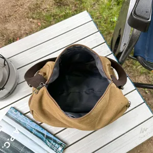 Dettaglio borsa a tracolla in tela, grande borsa a tracolla da esterno con zip e cinghie.