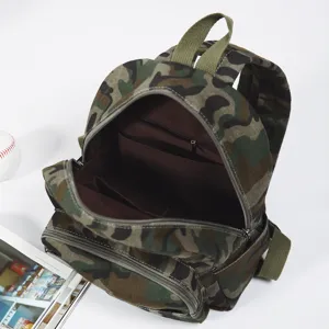 Zaino in tela camouflage con scomparto principale spazioso, tasche interne e chiusura zip.