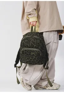 Zaino alla moda con stampa leopardata verde e tasca frontale, ideale per uso quotidiano.