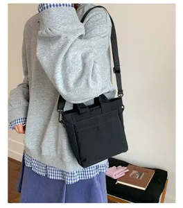 Zwarte canvas schouder- en crossbodytas voor dames, dagelijkse tas met verstelbare riem.