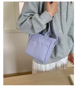 Casual canvas schoudertas en crossbody tas, veelzijdige paarse handtas voor dagelijks gebruik.