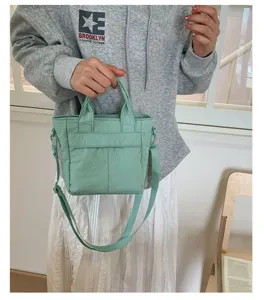 Lichtgroene canvas emmertas voor dames, casual shopper tote bag met verstelbare schouderriem.
