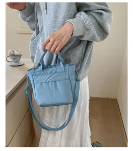 Lichtblauwe canvas handtas, casual kleine emmertas met schouderriem voor dagelijks gebruik.