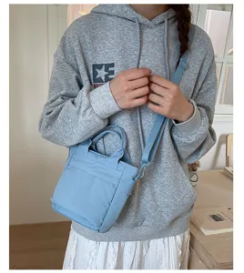 Casual canvas schoudertas voor dames, lichtblauwe mini tote bag met verstelbare riem.