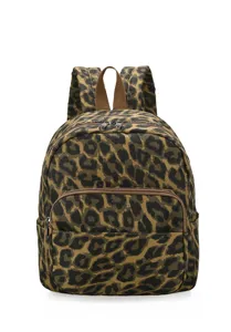 Vista dettagliata dello zaino in tela con elegante stampa leopardata e tasca frontale.