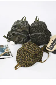 Dettaglio zaino casual in tela, motivi mimetici e leopardati, borsa scolastica.