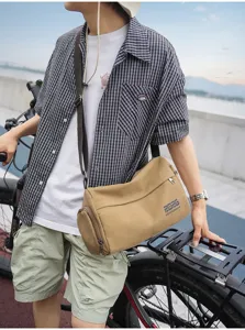 Borsa a tracolla cilindrica cachi in stile outdoor, ideale per il tempo libero e commuting.