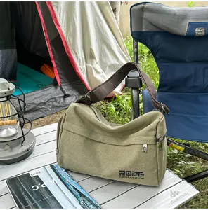 Borsa a tracolla in tela verde da esterno con grande capacità e tasca con cerniera dettagliata.