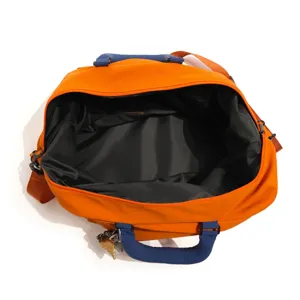 Grande borsa da viaggio duffel con corpo arancione brillante e manici blu per fine settimana.