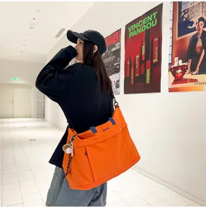 Grande borsa da viaggio per donna, borsone impermeabile e leggero ideale per i fine settimana.
