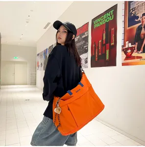 Grande borsa da viaggio per donna, borsone impermeabile leggero ideale per il fine settimana