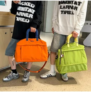 Vista dettagliata della grande borsa da viaggio con manico e design espandibile.