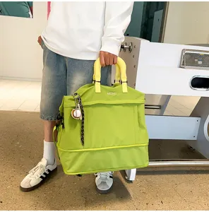 Grande borsa da viaggio con scomparto inferiore e manici gialli per il tempo libero.