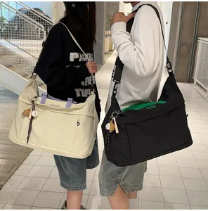 Grande borsa da viaggio per donna, impermeabile e leggera, ideale per brevi soggiorni.