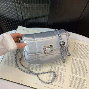 Nieuwe metallic zilveren gewatteerde ketting schoudertas, stijlvolle crossbody tas voor vrouwen lente.
