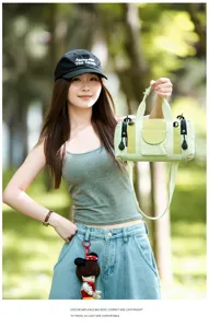 Στιλάτη casual τσάντα χειρός duffel από καμβά colorblock με ρυθμιζόμενο λουράκι ώμου.