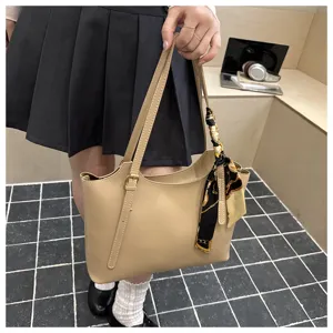 Borsa a spalla in pelle PU beige con sciarpa chic, grande capacita e design alla moda.