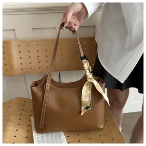 Borsa a tracolla in pelle marrone con foulard in seta per il lavoro quotidiano stile