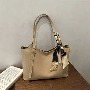 Donne Grande Capacità Retro Casual Commuting Spalla Sottoascellare Tote Bag Borsa in Pelle PU Con Sciarpa