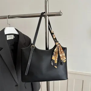 Borsa shopper nera in pelle da donna, grande borsa a spalla con elegante foulard di seta.