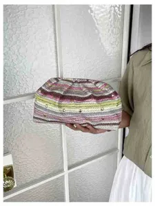 Χειροποίητη υφαντή τσάντα clutch για γυναίκες, πολύχρωμο ριγέ σχέδιο με μεταλλικά τρουκς.