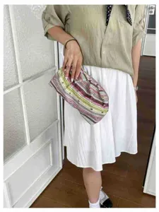Χειροποίητη υφαντή γυναικεία τσάντα clutch με πολύχρωμες ρίγες και vintage πτυχωτό σχέδιο.