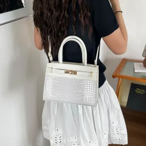 Λευκη γυναικεια τσαντα ωμου με σχεδιο κροκοδειλου κομψη τσαντα χειρος για καθημερινη χρηση.
