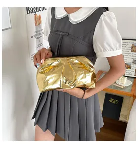 Jolie pochette plissée dorée tendance pour femmes, élégant sac de soirée brillant.