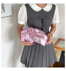 Sac pochette plissé rose métallique pour femmes, sac nuage de soirée minimaliste et tendance.