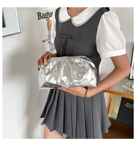 Vue détail de pochette plissée métallique argentée, sac de soirée élégant pour femmes.