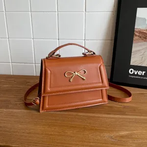 Sac a Main Mode Femme Vintage Cuir PU Petit Sac Carre Decontracté Sac Bandouline Epaule Avec Noeud Decoration Metal