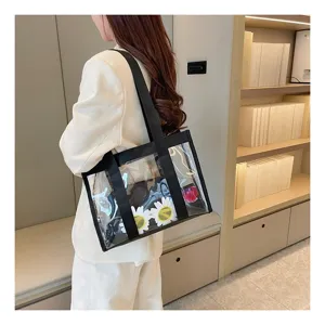 Vista dettaglio borsa tote trasparente jelly, elegante borsa a spalla chiara con fettuccia.