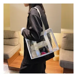 Dettaglio borsa shopper trasparente in PVC con materiale chiaro e cinghie bianche.