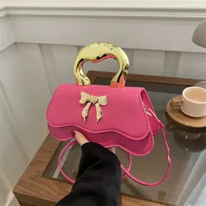 Sac rose chic avec poignee dores et noeud, elegant sac a main bandouliere femme.