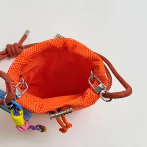 Oranje mesh trekkoord schoudertas, casual draagbare mini waterfles tas voor buiten reizen.