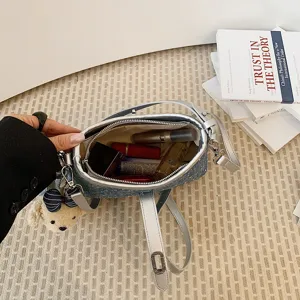 Modische zilveren denim dames schoudertas crossbody tas met berenhanger voor dagelijks gebruik.