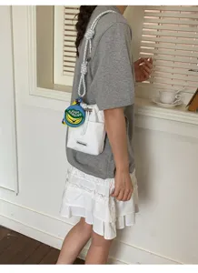 Casual witte mesh crossbody tas met dik touwrietje en schATTige bananen badge voor dames.